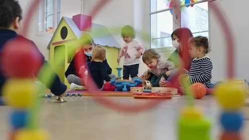 Le Bourget : à 2 ans, il espionne la crèche pour prouver des...
